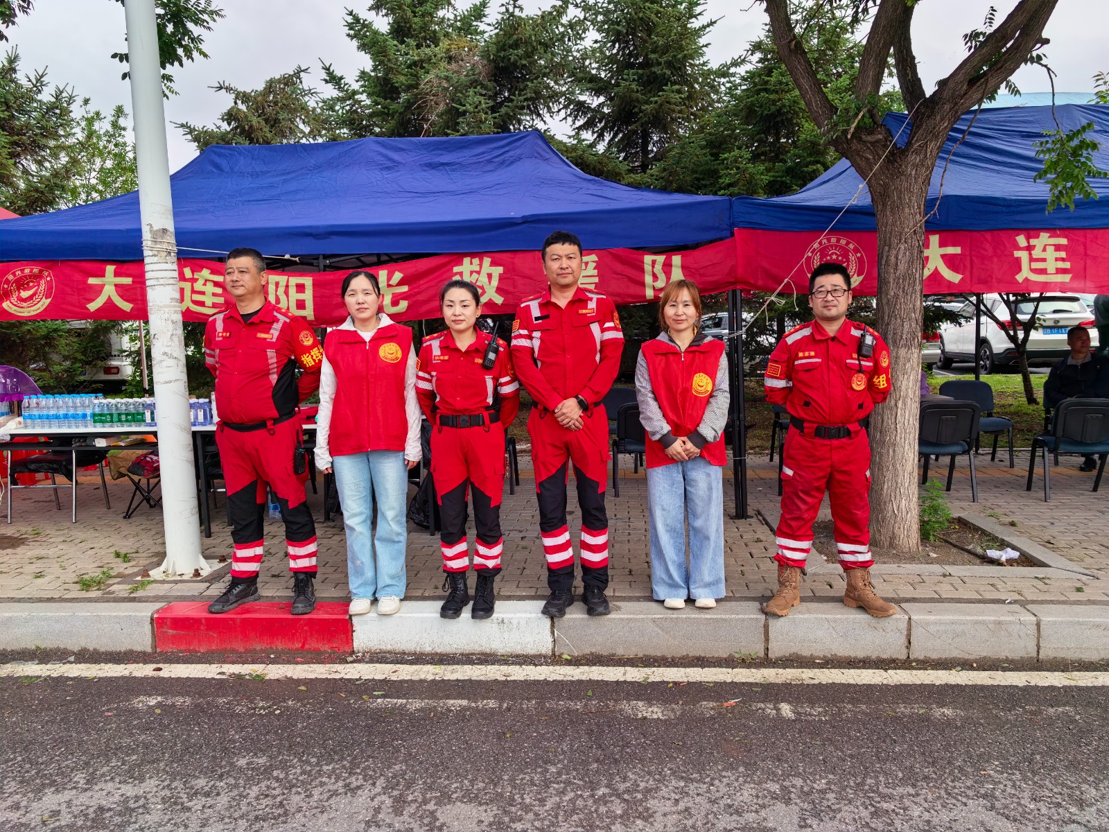 考场执笔逐光，场外默默护航｜致敬大连阳光救援队的高考守护